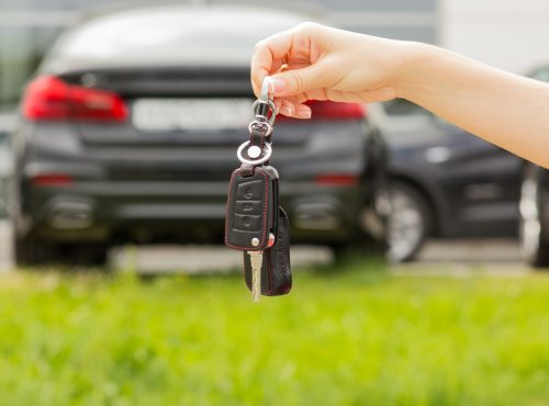 hand-of-a-woman-with-a-car-key-3YJCA26